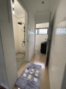 AshaimanModern Family House with 2 bedrooms + Free Parking的走廊设有步入式淋浴间和蓝色地毯