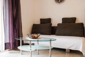 拉布拉Ferienwohnungen Alber的带沙发和玻璃桌的客厅