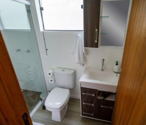 波梅罗迪Suítes Container的浴室配有卫生间、盥洗盆和淋浴。