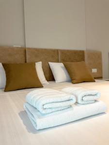伏罗拉Solea Hotel的床上的一大堆毛巾