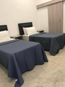 安曼扎曼雅扎曼精品酒店的两张蓝色床罩