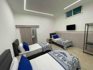 安曼扎曼雅扎曼精品酒店的酒店客房设有两张床和电视。