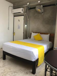 锡瓦塔塔内霍Hotel RHV的一间卧室配有一张带黄色毯子的大床