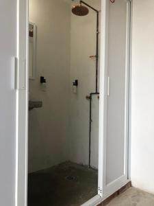 锡瓦塔塔内霍Hotel RHV的通往带淋浴的浴室的开放式门