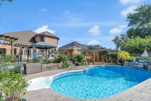 汉密尔顿Amazing Luxury 6BR - Pool - 30min to Niagara Falls的房屋前的游泳池