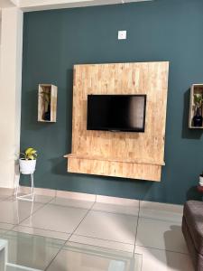 苏丹巴特利Sats residency的客厅设有壁挂式平面电视。
