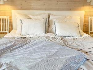 Skurup4 person holiday home in SKURUP的一张带白色床单和枕头的床