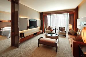 合肥合肥新站利港喜来登酒店的大型酒店客房设有床和电视。