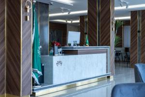 Umm al Khashabأزهار النرجس للشقق الفندقية的一个带前台和椅子的办公大厅