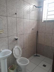 阿帕雷西达Pousada Vitória的带淋浴、卫生间和盥洗盆的浴室