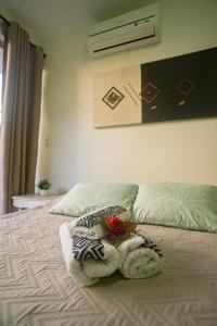 莫罗圣保罗Para Vos y Porque Si的一间卧室,配有一张带鲜花的床