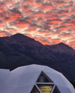 特来凡林Nomade Patagonia Glamping & Domos的山景帐篷享有日落美景