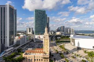 迈阿密The Elser Hotel Miami - An All-Suite Hotel的享有城市天际线美景,设有钟楼