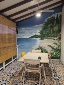 圣吕斯Villa Stone pour 8 personnes, piscine chauffée, accès PMR, 5 étoiles的海滩壁画前的桌椅