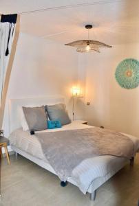 Baie NettleAppartement Seacret的一间卧室配有一张带灯具的大床
