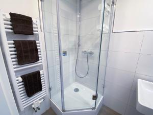 布吕尔NOVA Apartment- Phantasialand I Köln I Bonn的带淋浴和盥洗盆的浴室
