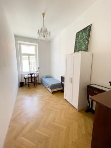 布拉格Center of Prague Apartment 369的客厅配有冰箱和桌子