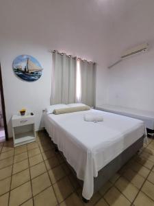 马塞约Pousada Águas Marinhas的卧室设有一张白色大床和一扇窗户。