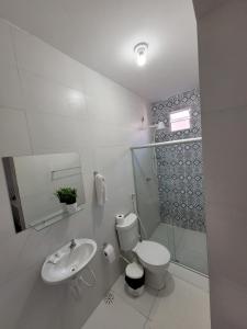 马塞约Pousada Águas Marinhas的白色的浴室设有卫生间和水槽。