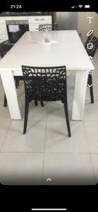 胡塞马Maison vue mer Al Hoceïma的一张白色桌子和一张黑椅子,坐在桌子周围