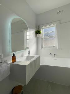 霍巴特Bella Vista on Beach的白色的浴室设有水槽和镜子