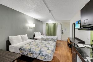 布赖恩Studio 6-Bryan, TX - University Area的酒店客房带两张床和厨房