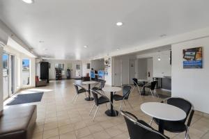 布赖恩Studio 6-Bryan, TX - University Area的带桌椅的房间和厨房