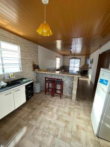 巴拉德尔楚Casa VIRAMAR的厨房配有冰箱和台面