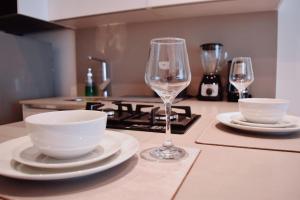 巴兰基亚Apartaestudio DISTRITO 90的一张桌子,上面放着两个碗和一杯葡萄酒
