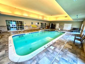 菲什基尔Hyatt House Fishkill-Poughkeepsie的在酒店房间的一个大型游泳池