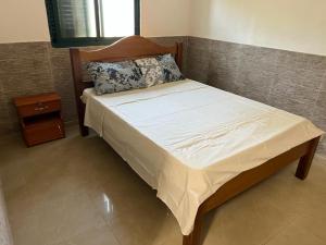 圣多美YUPOP APARTAMENTO的一张带木制床头板和床头柜的床