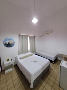 马塞约Pousada Águas Marinhas的一间卧室,配有两张床