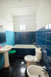 圣多美Apartamento Vista Mar的浴室配有卫生间、盥洗盆和浴缸。