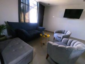 阿雷基帕Depa de Estreno en Arequipa的客厅配有沙发和两把椅子