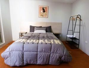 阿雷基帕Depa de Estreno en Arequipa的一间卧室,在房间内配有一张大紫色床