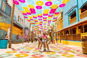 罗萨里托Hotel Cantaritos的两个女孩站在一群五颜六色的气球下