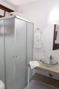 弗洛里亚诺波利斯Saint Germain - Lagoa da Conceição的一间带玻璃水槽和镜子的浴室
