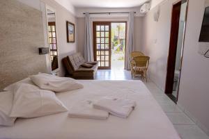 弗洛里亚诺波利斯Saint Germain - Lagoa da Conceição的卧室配有白色的床和2条毛巾