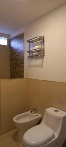 内乌肯gammarooms的浴室配有白色卫生间和盥洗盆。