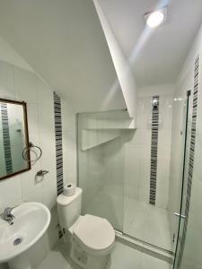 巴兰基亚Hotel Estefanía Princess 84的白色的浴室设有卫生间和水槽。