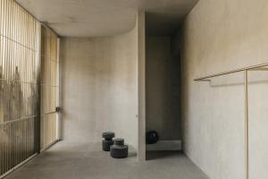 墨西哥城Octavia Casa的走廊上,楼里设有三个黑凳子
