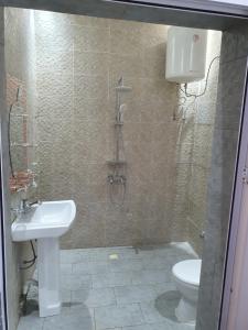 巴马科Villa meuble golf的浴室配有卫生间、盥洗盆和淋浴。