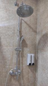 加的斯加的斯睡眠旅馆的浴室内配有淋浴和头顶淋浴