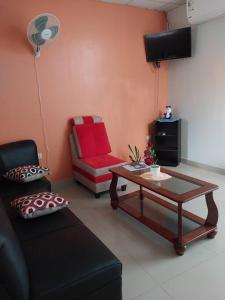莫约班巴D-302的客厅配有沙发、桌子和椅子