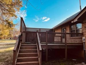 索尔兹伯里Modern home steps to historic downtown Salisbury的房屋前带楼梯的甲板