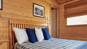 道森市Klondike Kate's Cabins的小木屋内一间卧室,配有一张床