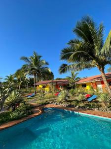 拉斯拉哈斯拉斯拉哈斯住宿加早餐旅馆的棕榈树屋前的游泳池