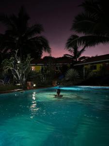 拉斯拉哈斯拉斯拉哈斯住宿加早餐旅馆的狗在晚上在游泳池游泳