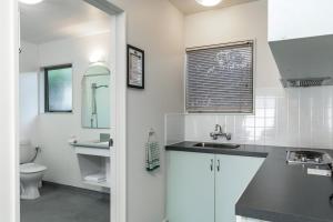 皮克顿茉莉苑汽车旅馆的白色的浴室设有水槽和卫生间。