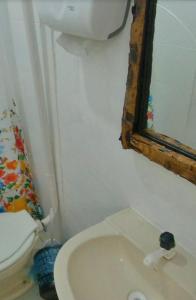 卡拉韦拉斯Pousada do beco的一间带卫生间和窗户的小浴室